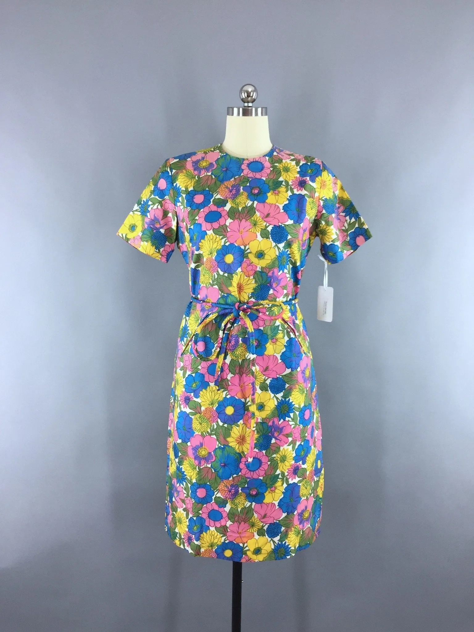 1960s Vintage Mod Daisy Floral Print Day Dress